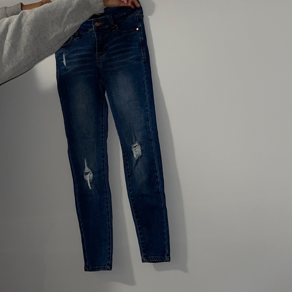 Skinny blue jeans with rip on knee